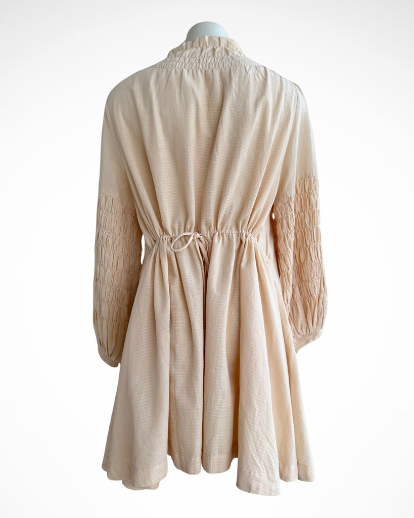 SOVERE - ASSURE SMOCK DRESS - PALE PEACH